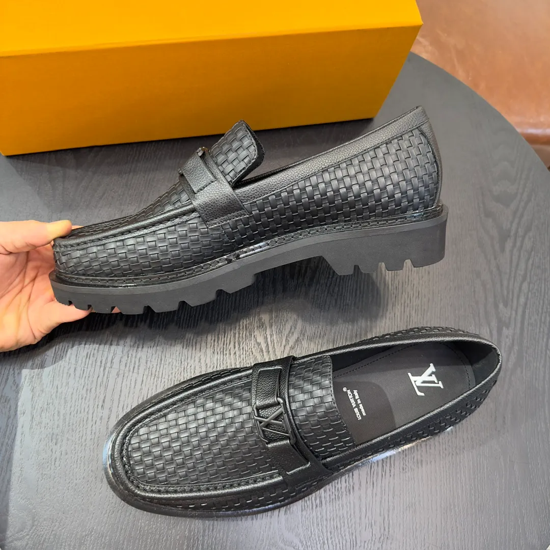 [L Home] P: 820💰 Size: 39-44 (customized at 38.45) Original Lv official website men's casual leather shoes, top-quality original replica, - Upper: 🔝cowhide weaving technology, Nappa cowhide, shoe body sewn with brand logo - Inner: cowhide, foot pad; water-dyed cowhide - Outsole: TPR·rubber foam; two-color molded outsole -Ultra-high quality control and fine workmanship: highlight (high-end, extravagance, class)